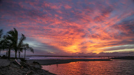 "Surfear aquí es como el paraíso": panorama de la costa michoacana hoy