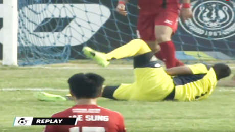 Portero de Primera División muere tras chocar con un compañero en pleno partido (FUERTE VIDEO)