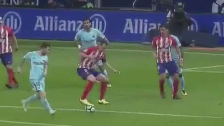 Godín imita la 'ruleta' de Zidane y deja a Messi 'con la boca abierta' 