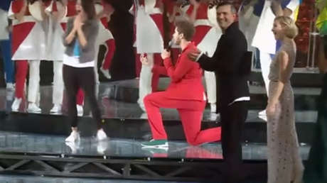 Un joven pide la mano a su novia en plena inauguración del Festival de la Juventud en Sochi (VIDEO)