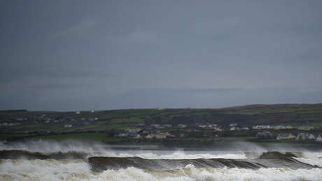 El huracán Ophelia se acerca a las islas británicas