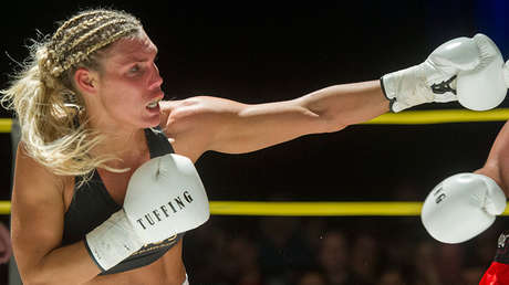 VIDEO: Antes de pegarle puñetazos a su rival, una boxeadora le pega un beso en plena rueda de prensa