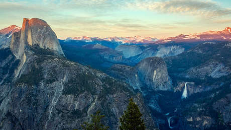 VIDEO: Salta desde un acantilado con una cuerda y sin paracaídas