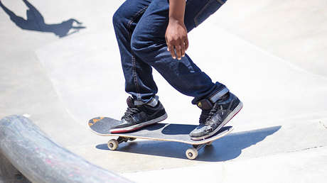 Rocía con gasolina e incendia a su amigo mientras preparan un truco con monopatín (VIDEO)