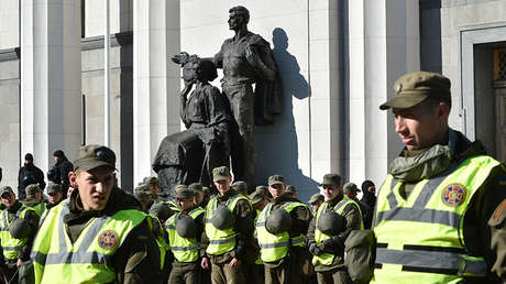 Fuerzas de seguridad de Ucrania asaltan una acampada de manifestantes en el centro Kiev