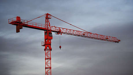 VIDEO IMPACTANTE: Engaña a la muerte y sale ileso después de que una grúa aplaste su coche