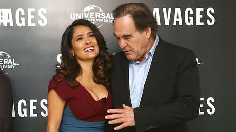 Las fotos de Oliver Stone junto a Salma Hayek que indignan a la Red
