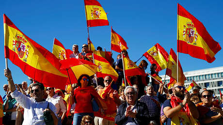 "¡Con el palo te voy a dar!": Una periodista catalana fue agredida en una protesta unionista (Video)