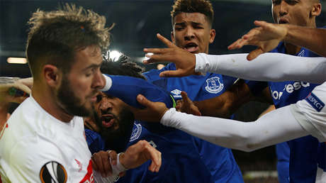 VIDEO: "¿Esto es fútbol?" Un aficionado con un niño en brazos golpea a un jugador del equipo rival