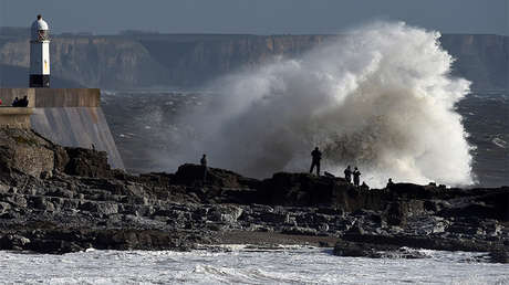 VIDEO: Una "bomba meteorológica" llega a las islas británicas tras "la peor tormenta en 30 años"