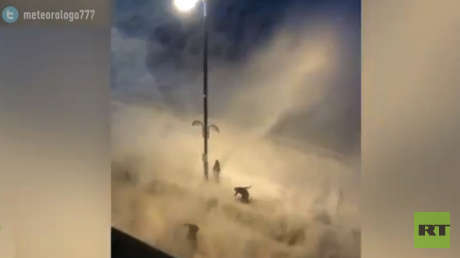 VIDEO: Quieren hacerse un selfi durante el paso de Ophelia y reciben su merecido