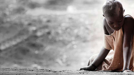 EE.UU.: Una escuela publica una foto escolar con una niña negra arrodillada y causa polémica