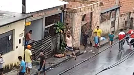 VIDEO: En defensa de su madre, un joven mata a palazos a su padrastro a plena luz del día