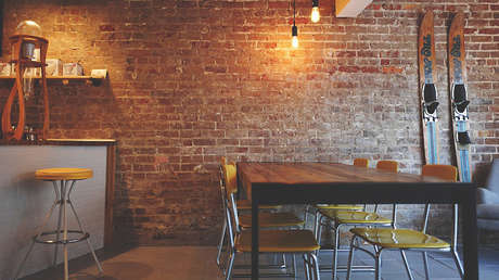 VIDEO: Cámaras de vigilancia 'cazan' a un 'fantasma' moviendo las sillas de un restaurante