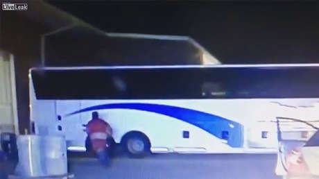 VIDEO: Una mujer huía de la Policía, pero su ropa la traiciona