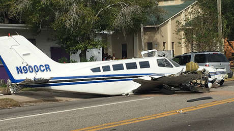 EE.UU.: Una avioneta impacta contra dos autos tras aterrizar en una calle (VIDEO)