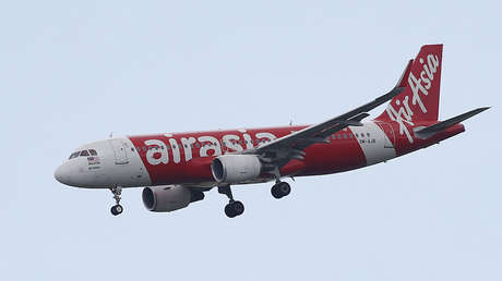 Propone matrimonio a su novia a bordo de un avión que caía, porque pensaba que iban a morir