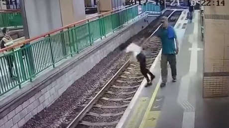 Un hombre empuja a una limpiadora a las vías del tren y sigue su camino como si nada (VIDEO)