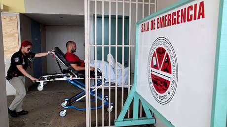 El exgobernador de Puerto Rico tuitea una foto de una cirugía alumbrada por un celular