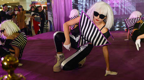 "Cucaracha alienígena que lleva la piel de Lady Gaga": Una estatua de cera asombra en Perú (FOTOS)