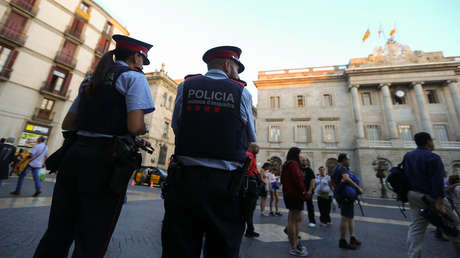 Una mujer muerde en la pierna a un 'mosso' al grito de "viva España"