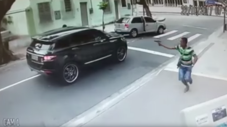 VIDEO: Violento asalto a mano armada contra un futbolista brasileño