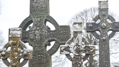 El huracán Ophelia desentierra un misterioso y antiguo esqueleto con la piel aún adherida (FOTOS)