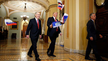 Trump fue 'bombardeado' con banderas rusas en el Congreso de EE. UU. (Fotos, video)