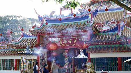 Vaporización fatal: Un médium malasio fallece en pleno ritual (FOTOS)