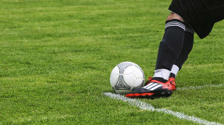 ¿Este es el hombre más rápido del planeta? El 'Bolt' indonesio marca un electrizante gol (VIDEO)