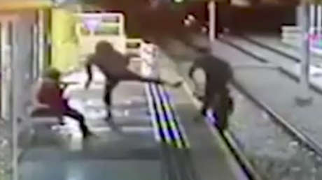 Video impactante: Tiran a un joven a las vías del tren