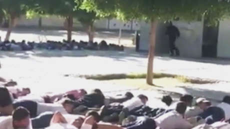 Policías enseñan a niños a fingir que están muertos en caso de tiroteo (VIDEO)