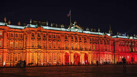 Dan cuerda al famoso reloj parado desde el momento exacto de la Revolución rusa (VIDEO)