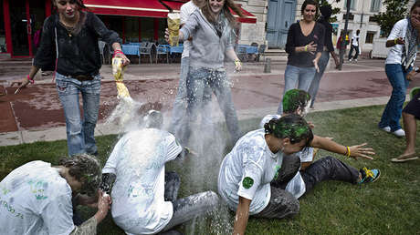 'Bizutage': universitarios franceses, obligados a frotarse los genitales con ortigas (IMÁGENES)