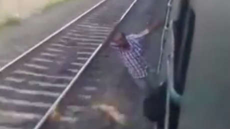 Viajaba colgado del tren, pero fue la última 'proeza' de su vida