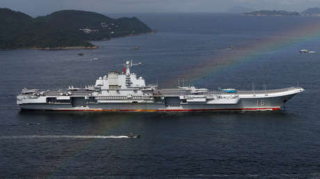 FOTO: Crean en China una enorme réplica del portaaviones Liaoning para "educación patriótica"