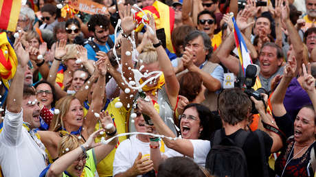 Festejo por la independencia: Las calles de Cataluña se visten de azul, amarillo y rojo
