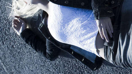 Testigos roban y se toman una 'selfie' con mujer agredida y desvanecida en el suelo (VIDEO)