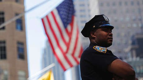 Una mujer roba un banco mientras su hija de 6 años la espera en un taxi