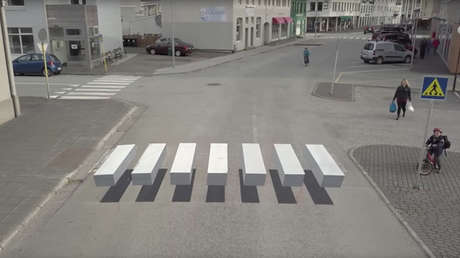 VIDEO: Este paso de cebra 'flotante' le dejará con la boca abierta