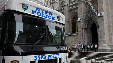 Acusan a dos policías de EE.UU. de violar en su camioneta a una joven esposada 