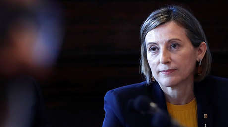 La presidenta del Parlamento catalán acata el artículo 155 y da por disuelto el Parlament