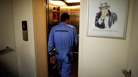 VIDEO: Intenta retener un ascensor y casi provoca una tragedia