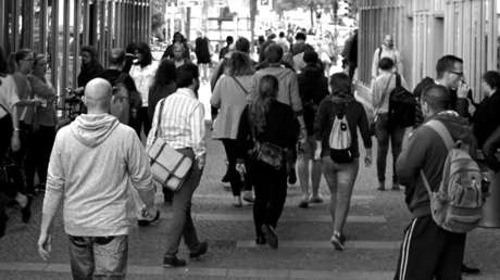 VIDEO: Brutal empujón a un anciano en una estación de trenes
