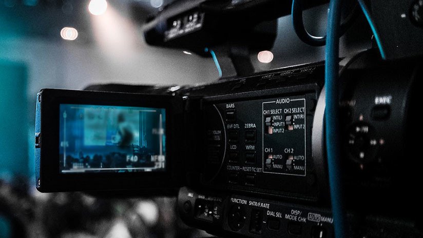 VIDEO: La nerviosa reacción de una presentadora de TV al sentir una "araña" bajo su vestido