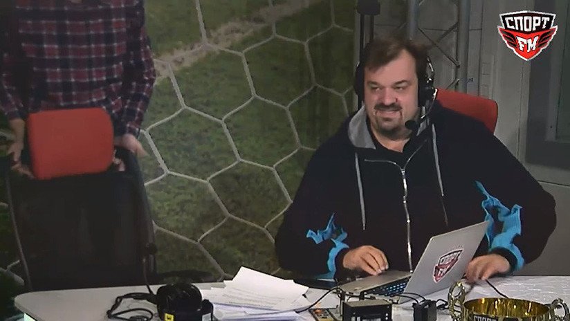 "No intenten repetirlo": Un comentarista 'rompesillas' se cae durante la retransmisión de un partido