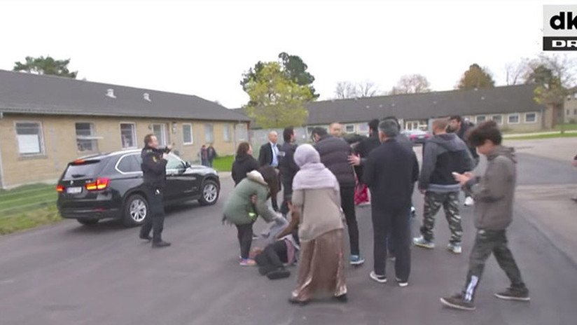 VIDEO: Una ministra danesa casi embiste a migrantes al huir de un centro de deportación