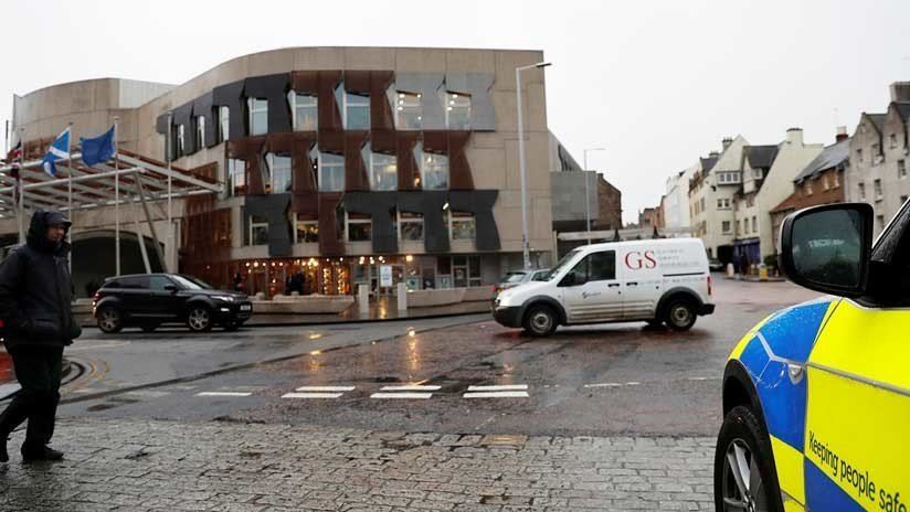 El Parlamento escocés, evacuado por tres paquetes sospechosos  
