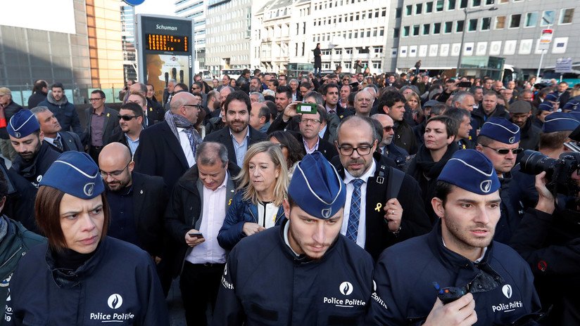 Puigdemont a la UE: "¿Continuaréis ayudando al señor Rajoy en este golpe de Estado?"