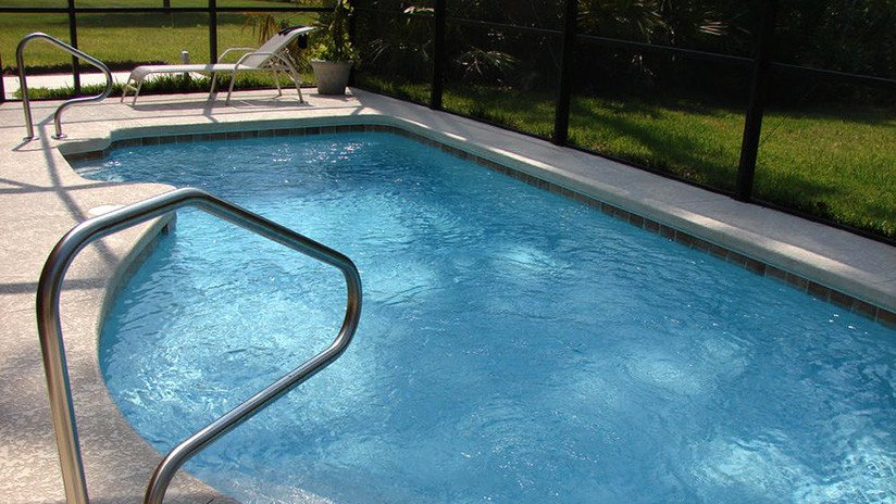 FUERTES IMÁGENES: Brasileño intenta robar una vivienda y acaba baleado y ahogado en una piscina 